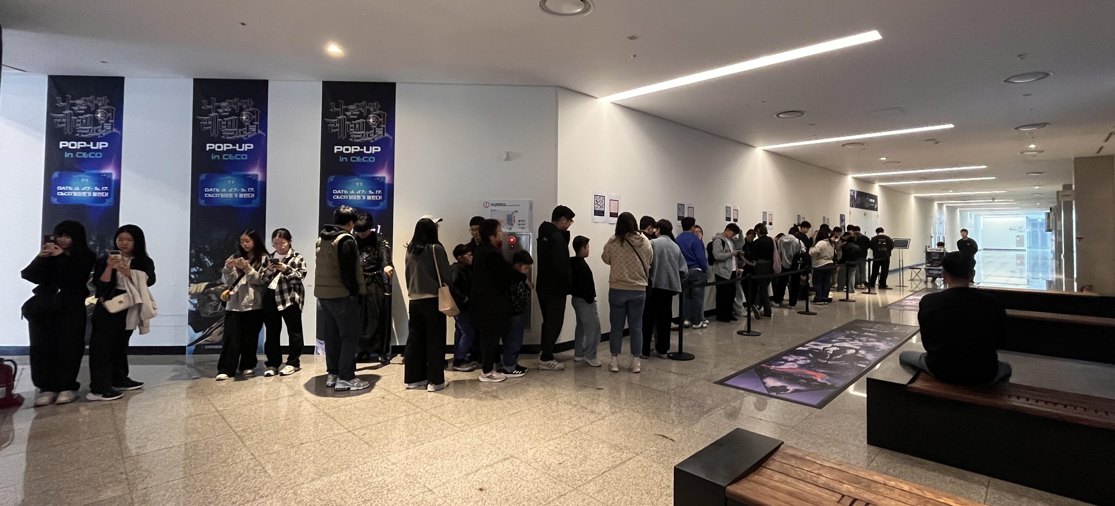 오픈전입구대기모습.jpg
